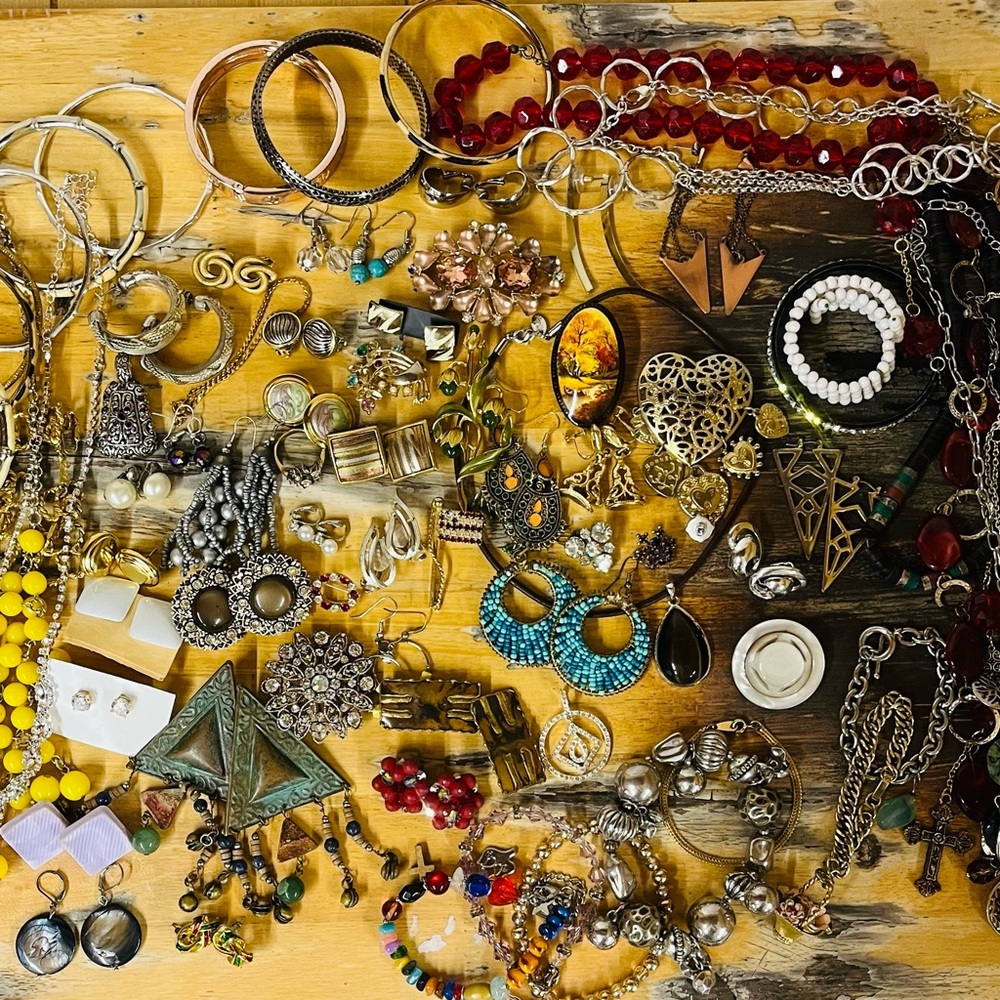 Jewelry Costume Jewelry Necklaces Brooches Bracelets Mixed Lot of 82 Pieces - Picture 16 of 16